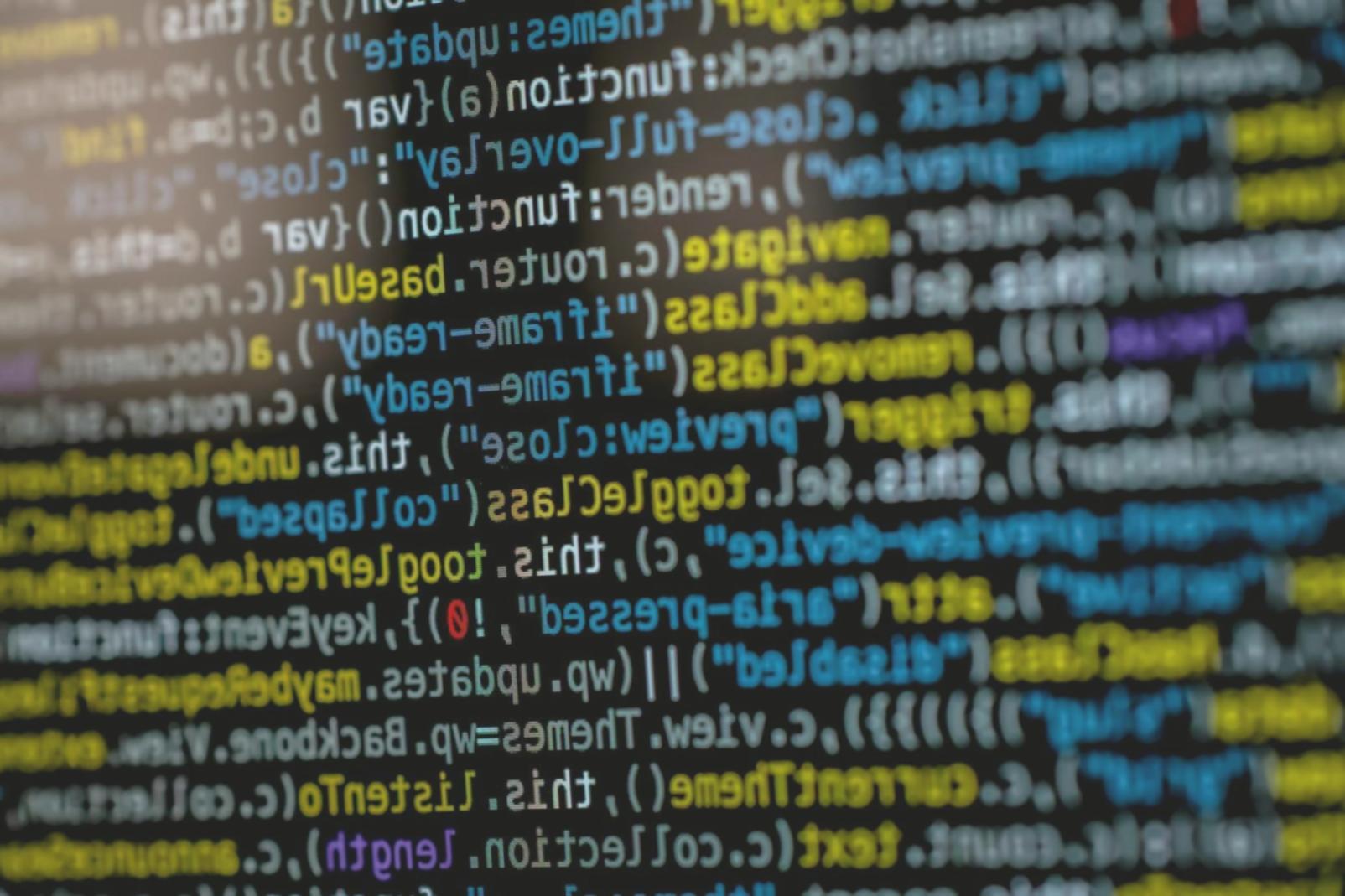 Estudantes aprendendo desenvolvimento de jogos em ambiente colaborativo