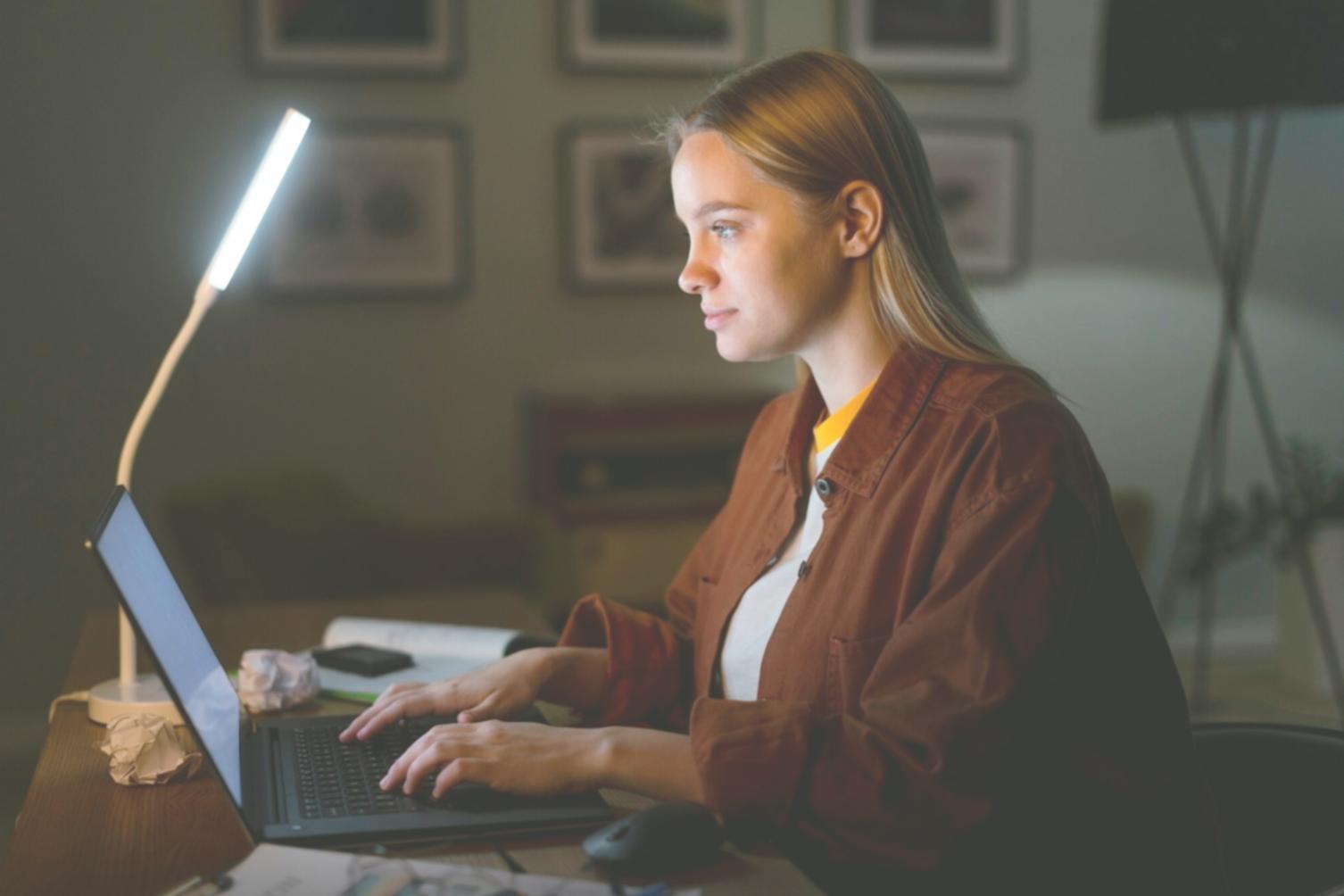Workspace ergonômico para programação saudável com setup equilibrado